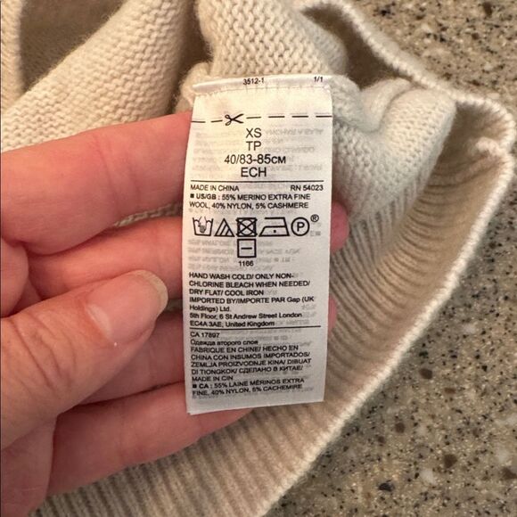 BANANA REPUBLIC Feather Touch Merino Wool/Cashmere Blend Off Shoulder Sweater - Picture 6 of 8